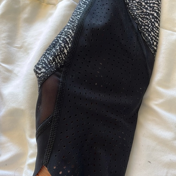 Lululemon Wunder Under
High-rise Black and White Size 6 - Picture 6 of 15